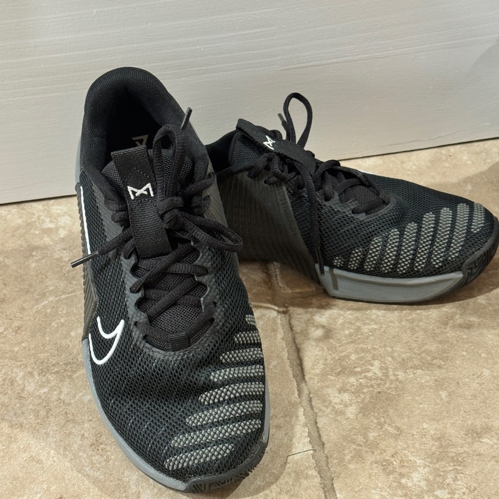 Nike Women's Black and Gray Athletic Training Shoes